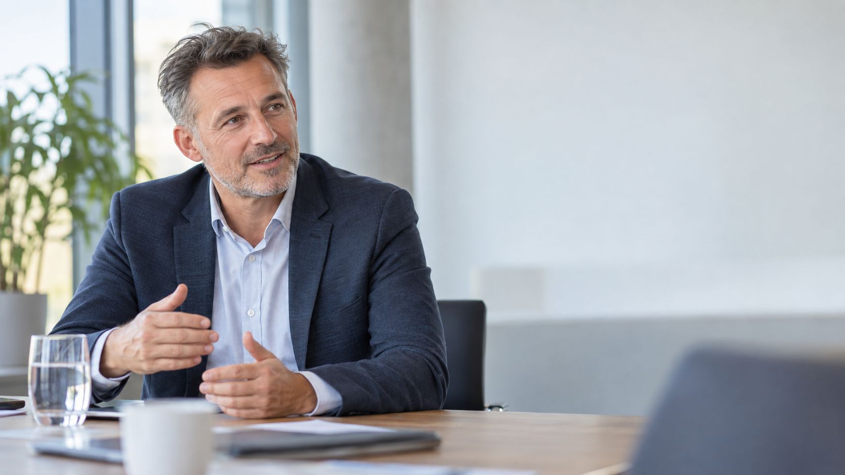 Thomas Berger, Leiter Logistik, im Kundengespräch